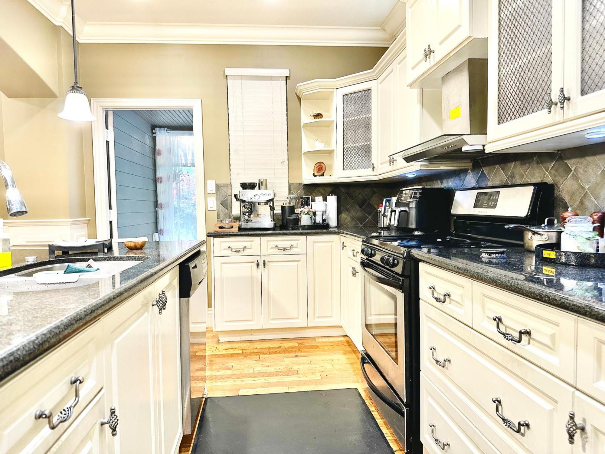 Scorpio House Langley Room B Екстериор снимка